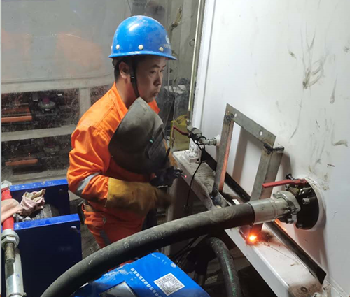 金年会在线油液监测系统在盾构机上安装：监测箱支架的焊接制作